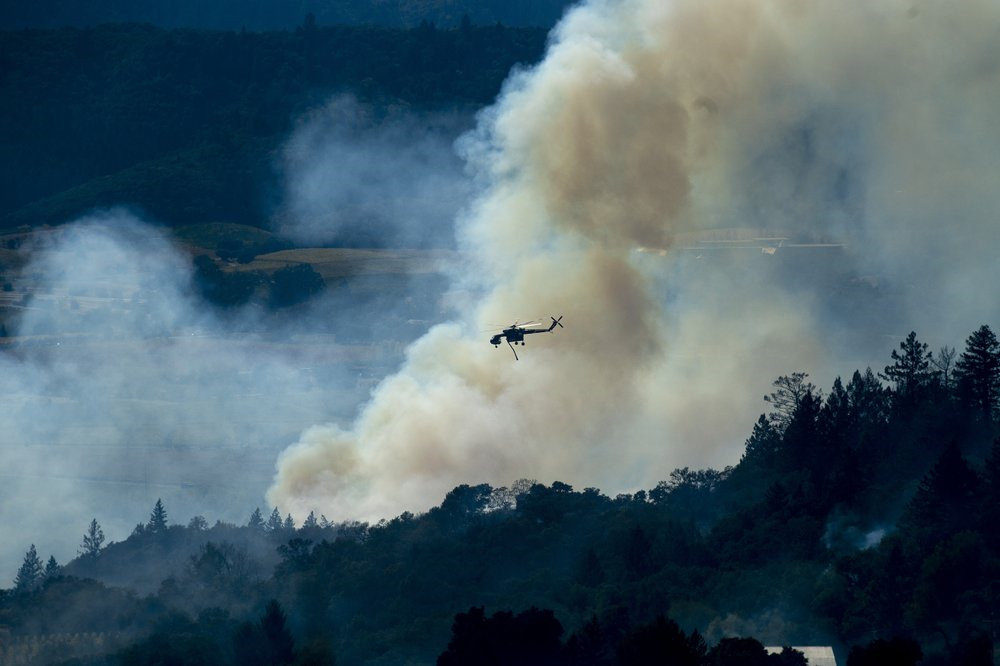 Trực thăng cũng được điều động để kiểm soát đám cháy khỏi lan rộng. Công ty Pacific Gas &amp; Electric đã nộp đơn xin bảo hộ phá sản vào tháng 1 vừa qua vì phải đối mặt với thiệt hại hàng tỷ USD từ các vụ cháy tương tự. Công ty này đã phải dành ra hàng tỷ USD cho phí bảo hiểm, trong khi vẫn phải đối mặt với chỉ trích của người dân về việc cắt điện và gas.