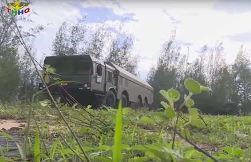 Các phương tiện phóng tự hành có thể đặt khách xe chỉ huy đến 25km, cho phép bao quát phạm vi rộng lớn, đồng thời đảm bảo yếu tố an toàn, tránh bị địch phát hiện. Nguồn ảnh: THHQ.