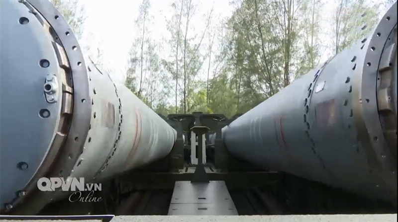 Mỗi xe phóng tự hành K-340P mang theo 2 ống phóng TPS dài 8,1m và có đường kính 71 cm, trọng lượng là 3.900 kg. Nguồn ảnh: QPVN.