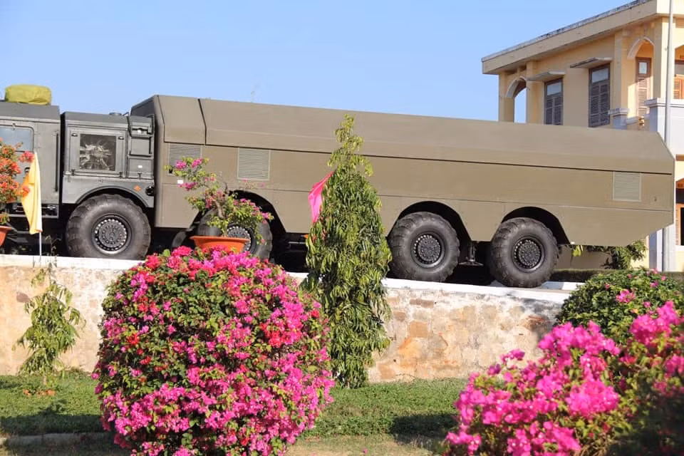 Ngoài việc có khả năng tiêu diệt các mục tiêu trên biển, hồi năm 2017 một vài tài liệu được Nga tiết lộ đã khẳng định tổ hợp tên lửa Bastion-P có thể sử dụng để tấn công các mục tiêu cố định hoặc di động trên mặt đất một cách dễ dàng. Nguồn ảnh: TL.