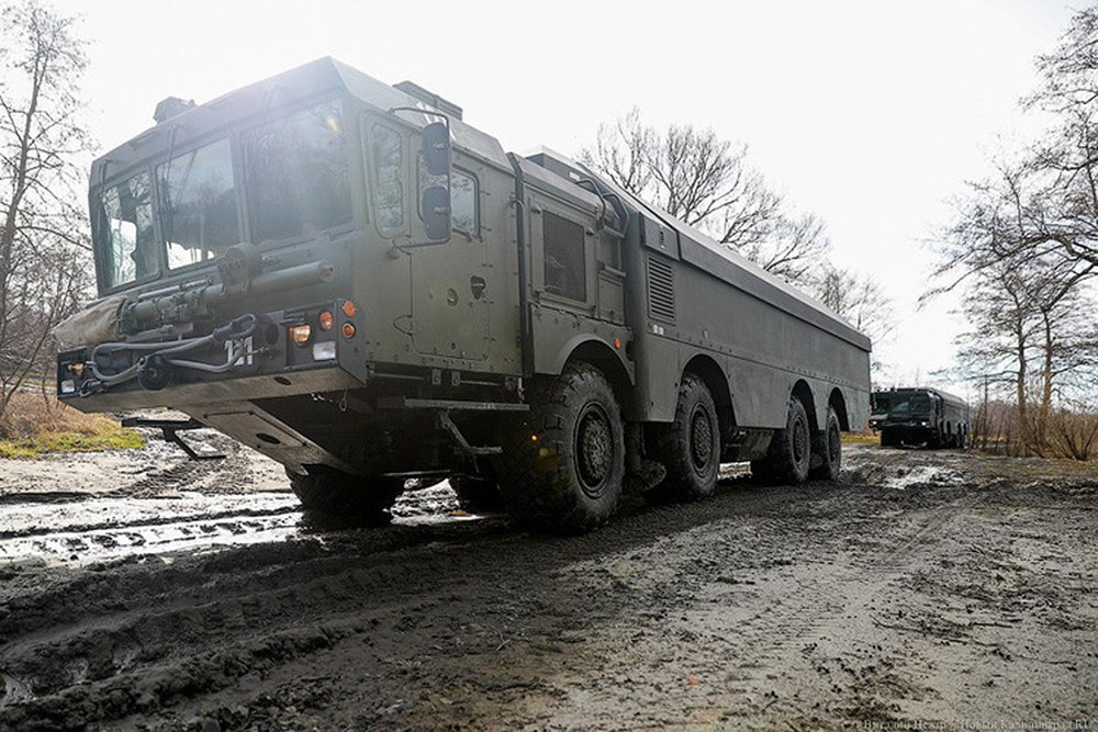 Theo các nguồn tin Nga, đơn giá của một tổ hợp K-300P Bastion-P vào khoảng 150 triệu USD (cấu hình của Nga gồm 4 xe phóng tự hành, 2 xe chỉ huy, 2 xe tiếp đạn cùng 20 đạn tên lửa dự trữ). Hợp đồng mua 2 tổ hợp tên lửa bờ K-300P Bastion-P cùng 40 quả tên lửa Yakhont của Việt Nam trị giá 300 triệu USD, được bàn giao từ năm 2011. Nguồn ảnh: Pinterest.