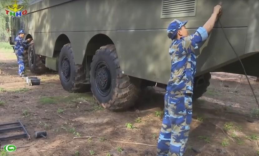 K-300P Bastion-P được trang bị đạn tên lửa hành trình siêu thanh P-800 Yakhont có trọng lượng 3 tấn, dài 8,9m, đường kính thân 0,7m, lắp đầu nổ bán xuyên giáp 250kg. Tên lửa đạt tầm phóng 120-300km tùy độ cao hành trình, tốc độ Mach 2,5, trần bay từ 10m tới 14km. Nguồn ảnh: THHQ.