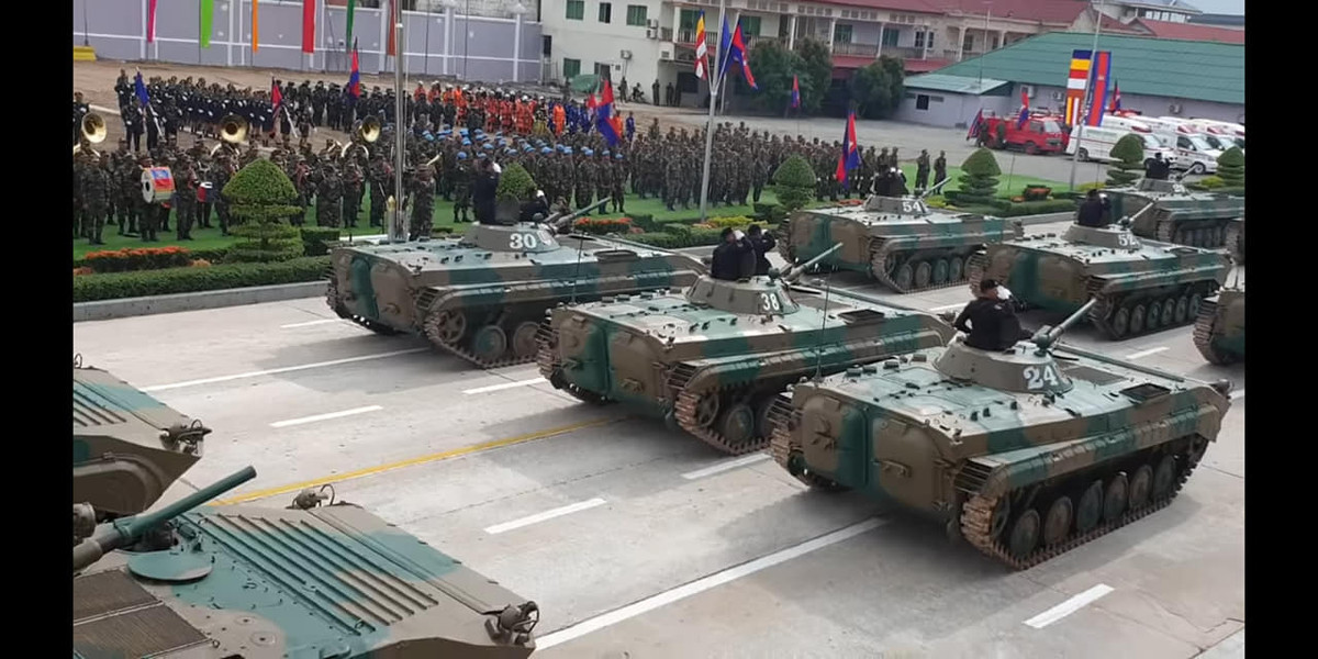 Xe chiến đấu bộ binh thuộc biên chế của Lữ đoàn 70, Quân đội Hoàng gia Campuchia tham gia cuộc duyệt binh. Nguồn ảnh: Xinhua.