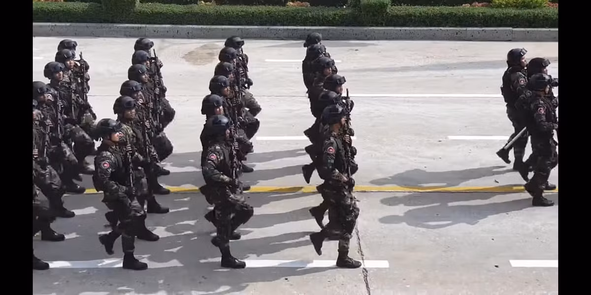 Cuộc duyệt binh không diễn ra công khai, chỉ những người được mời mới được tham dự. Cuộc duyệt binh diễn ra ở đại bản doanh của Lữ đoàn 70, nằm ở ngoại ô thủ đo Phnom Penh. Nguồn ảnh: Xinhua.