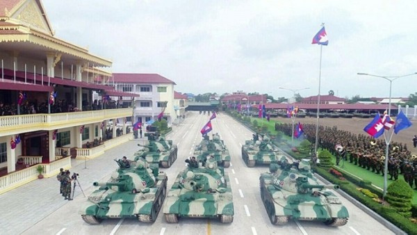 Các loại xe tăng hiện đại bậc nhất tỏng biên chế Quân đội Hoàng gia Campuchia mua cũng được trang bị vào biên chế của Lữ đoàn 70. Nguồn ảnh: Xinhua.