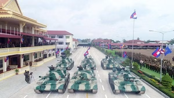 Các loại xe tăng hiện đại bậc nhất tỏng biên chế Quân đội Hoàng gia Campuchia mua cũng được trang bị vào biên chế của Lữ đoàn 70. Nguồn ảnh: Xinhua.