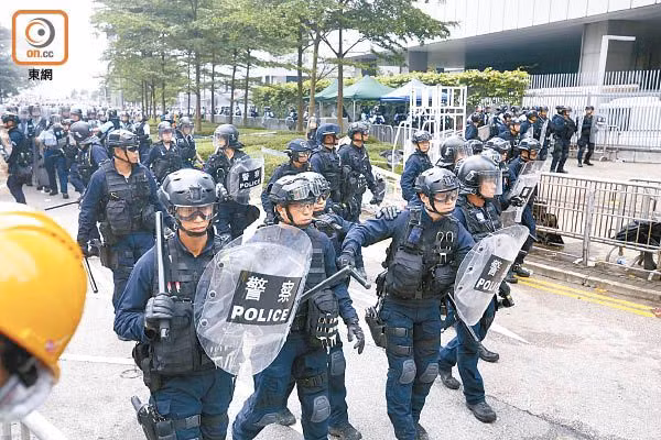 Trong số này, cứng rắn bậc nhất là lực lượng Tốc Long - một trong những lực lượng đặc nhiệm có trang bị hiện đại và tỏ ra mạnh tay nhất trong việc trấn áp người biểu tình. Nguồn ảnh: QQ.