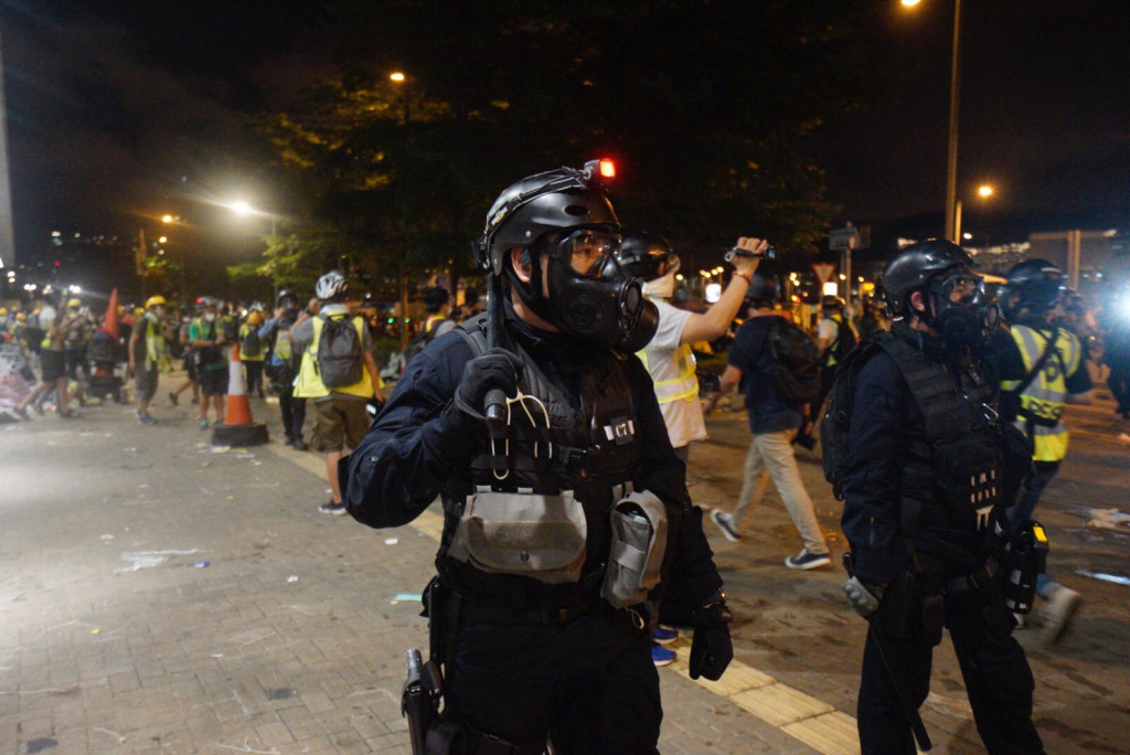 Khác với súng bắn đạn cao su, súng sơn có tốc độ bắn rất nhanh, thích hợp với việc sử dụng để đối phó với đám đông quá khích. Nguồn ảnh: QQ.