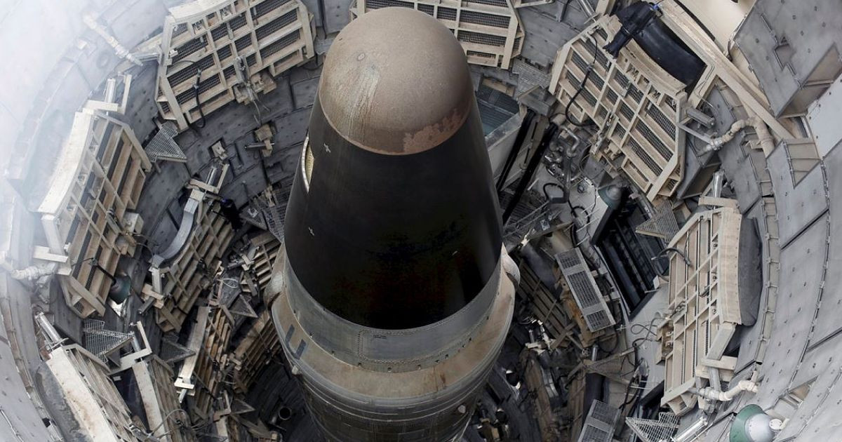 Trả lời về việc liệu cần sa có ảnh hưởng tiêu cực tới tên lửa ICBM hay không, Không quân Mỹ khẳng định tên lửa ICBM được thiết kế để có thể "dầm mưa dãi nắng" trong thời gian dài và việc bị khói thuốc hay khói cần sa ám vào sẽ không ảnh hưởng tới khả năng hoạt động của ICBM. Nguồn ảnh: BI.