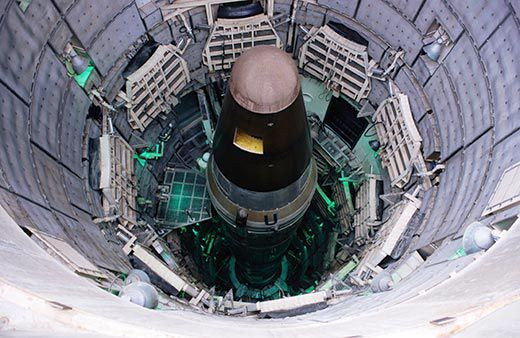 Tên lửa đạn đạo liên lục địa hay tên lửa vượt đại châu được viết tắt theo tiếng Anh là ICBM. Đây là loại tên lửa đạn đạo có tầm bắn xa hơn 5.500 km, được chế tạo để mang theo nhiều đầu đạn hạt nhân cùng lúc. Nguồn ảnh: BI.