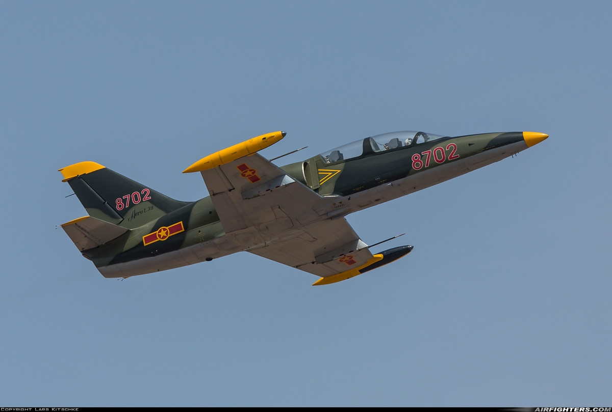 Mặc dù các loại vũ khí mang theo được của L-39 đều không phải là vũ khí thông minh - nghĩa là không thể điều khiển từ xa hoặc tìm mục tiêu trong khi bay được. Tuy nhiên bằng các kỹ thuật bổ nhào truyền thống, các phi công lái L-39 hoàn toàn có thể tung hoả lực vào đúng vị trí cần. Nguồn ảnh: Jetphoto.