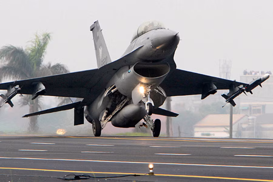 Trong tương lai, khi được nhận thêm 70 chiến đấu cơ F-16V theo hợp đồng mua sắp mà Đài Loan vừa ký kết với Mỹ, số lượng tiêm kích F-16 của quốc gia này sẽ lên tới 250 chiếc - đủ lớn để đe doạ bất cứ lực lượng không quân nào trong khu vực. Nguồn ảnh: BI.