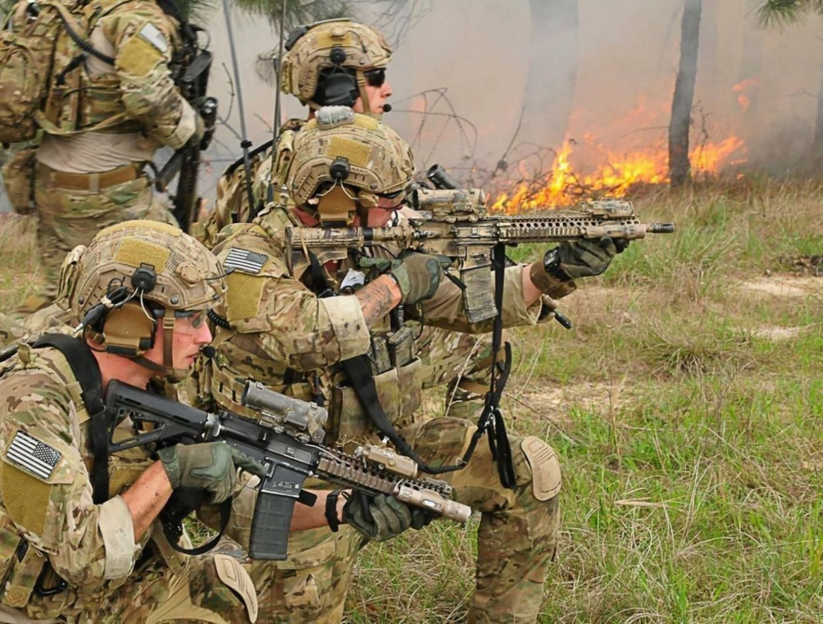 Trong quá khứ, Delta Force nổi tiếng từ nhiệm vụ Chiến dịch Móng vuốt Đại Bàng được thực hiện năm 1979 khi lực lượng này muốn giải cứu những con tin Mỹ bị Iran bắt giữ. Tuy đây là một chiến dịch thất bại thảm hại nhưng ít nhất, Delta Force cũng có một màn ra mắt công chúng khá... "ấn tượng". Nguồn ảnh: Pinterest.