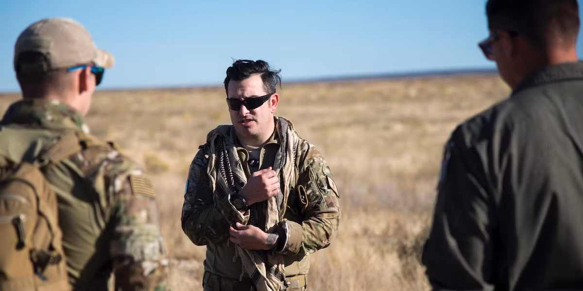 Mọi phi công Mỹ đều phải trải qua một khoá học sinh tồn để được trang bị những kỹ năng sơ đẳng nhất, giúp ích cho họ trong việc lẩn trốn địch, gọi trợ giúp hoặc ẩn náu chờ trợ giúp trong trường hợp máy bay bị hạ hoặc bị bắn hỏng giữa lãnh thổ địch. Nguồn ảnh: BI.