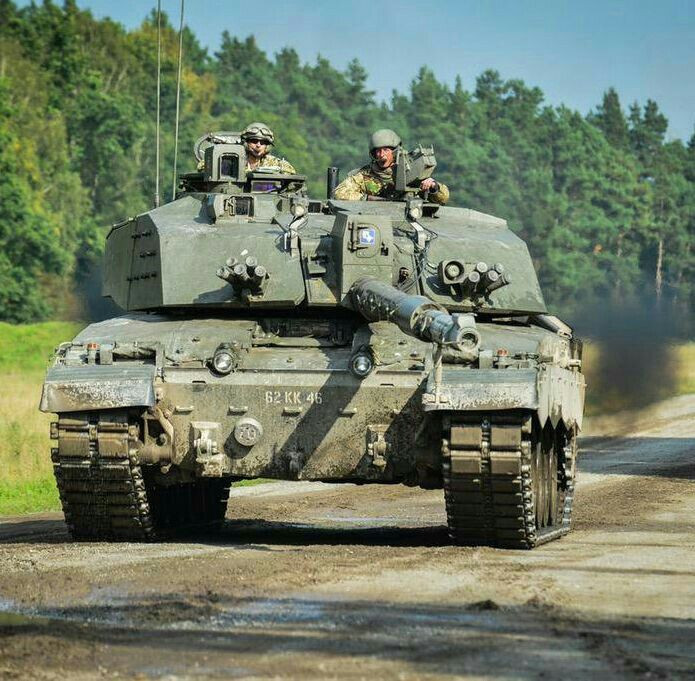 Trong quá khứ, do hoả lực chống tăng quá cồng kềnh nên những loại xe tăng có độ cơ động cao sẽ không thể gắn được "pháo khủng". Tuy nhiên ngày nay, bất cứ loại xe tăng nào cũng có thể được trang bị pháo cực khủng, tối đa lên tới 125mm mà vẫn giữ được độ cơ động tốt. Nguồn ảnh: Pinterest.