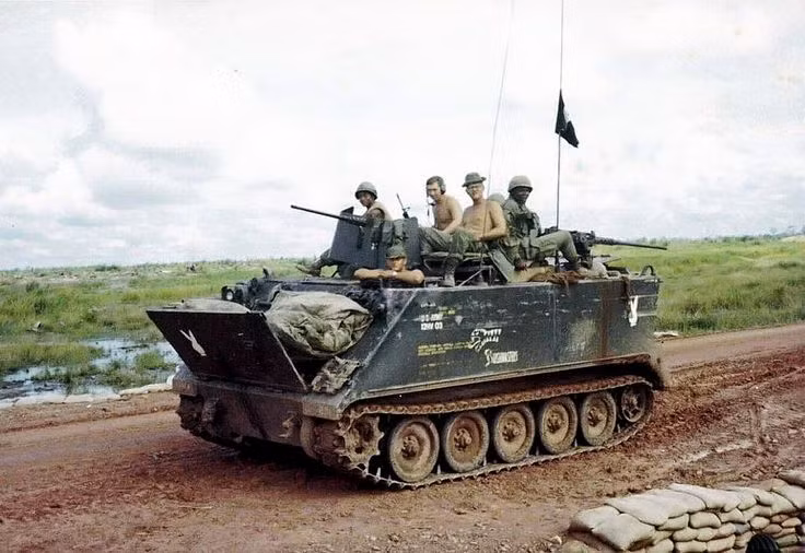 Do có kích thước lớn, tải trọng tốt nên M113 không chỉ là phương tiện chở quân mà nó còn có thể được sử dụng vào nhiều mục đích vận tải, thồ hàng khác trên chiến trường. Nguồn ảnh: Flickr.