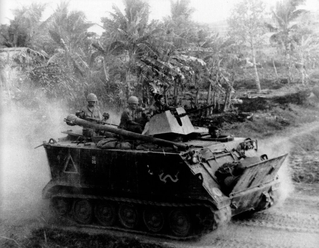 Để có thể tác chiến hiệu quả hơn với loại thiết giáp này, lính Mỹ thậm chí còn đặt cả pháo không giật lên nóc xe thiết giáp M113. Nguồn ảnh: Flickr.