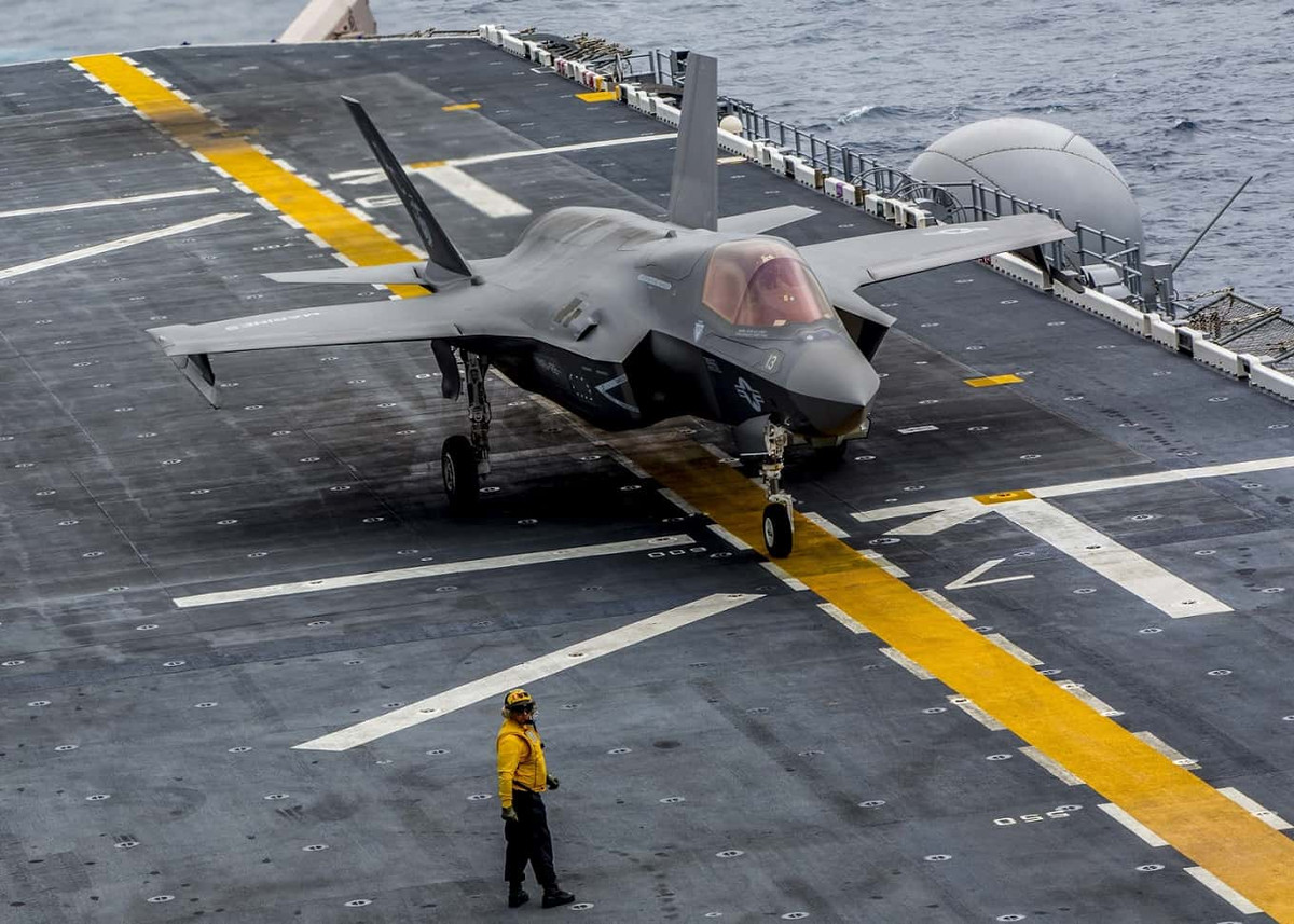 Tổng cộng có 12 chiến đấu cơ F-35B đã được trang bị trên tàu USS America - biên chế đầy đủ cho đội hình máy bay hỗn hợp trên tàu, phục vụ đa nhiệm vụ. Nguồn ảnh: Defence-blog.