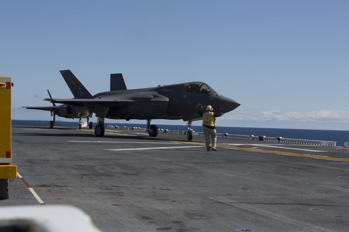 Trong quá khứ, các tàu đổ bộ tấn công của Hải quân Mỹ thường được trang bị máy bay Harrier AV-8, đây cũng là loại chiến đấu cơ có khả năng cất cánh thẳng đứng nhưng lại không quá mạnh mẽ khi hoạt động như một tiêm kích. Nguồn ảnh: Defence-blog.