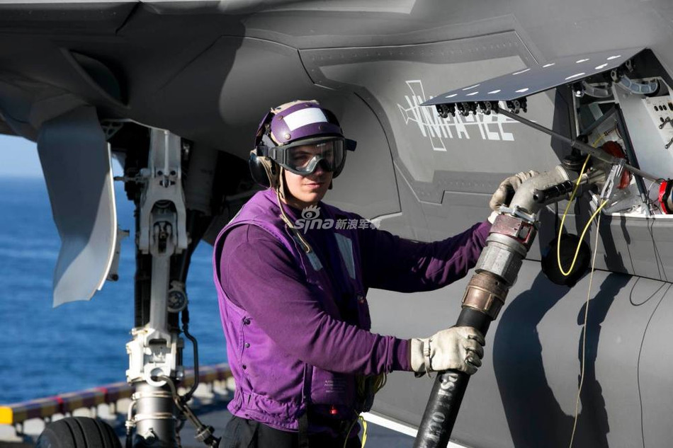 Trong quá khứ, loại chiến đấu cơ duy nhất hoạt động được trên các tàu đổ bộ tấn công này là máy bay AV-8B. Tuy nhiên đây là loại chiến đấu cơ khá kém cỏi trong việc cơ động trên không do nó cần phải đánh đổi rất nhiều để có được khả năng cất cánh thẳng đứng. Nguồn ảnh: Sina.