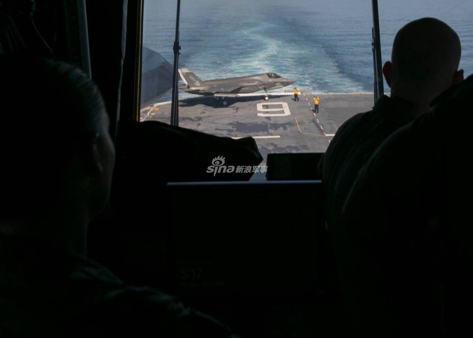 Về mặt lý thuyết, mỗi tàu đổ bộ tấn công sẽ mang theo được 12 máy bay MV-22B Osprey cùng với 6 máy bay chiến đấu F-35B, 4 máy bay trực thăng CH-53K và 7 trực thăng AH-1Z hoặc UH-1Y. Nguồn ảnh: Sina.