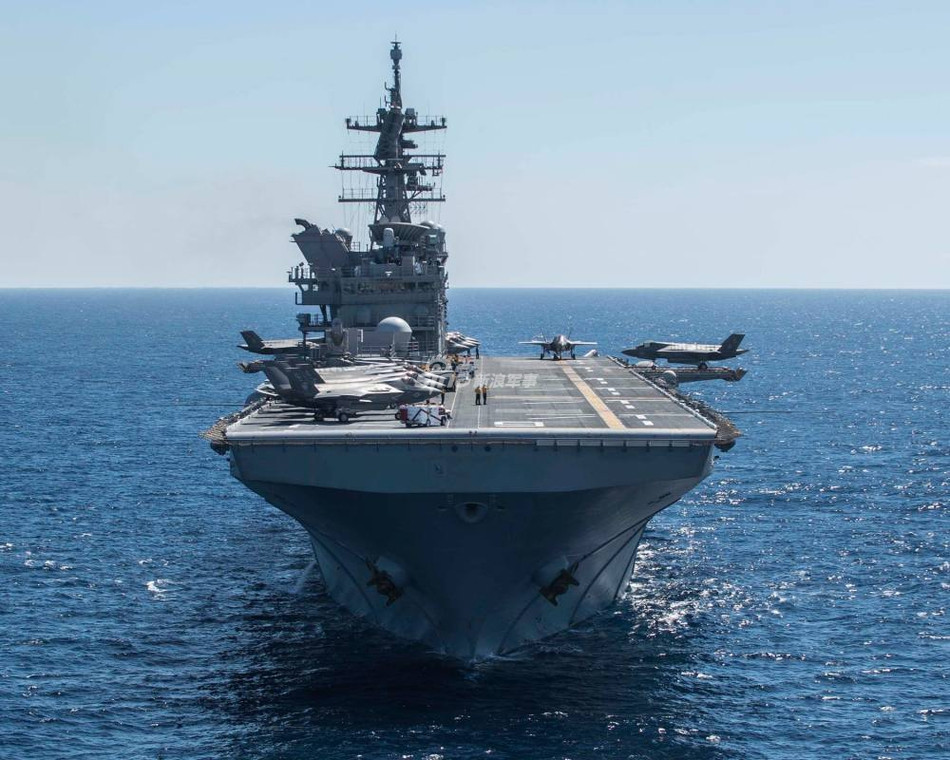 Việc trang bị tới 13 máy bay F-35B cho tàu đổ bộ tấn công lớp America đòi hỏi phải lược bớt đi rất nhiều trực thăng vận tải - khiến tàu đổ bột tấn công này mất đi khả năng đổ bộ binh lính - nhưng bù lại lại có khả năng tác chiến như một tàu sân bay hạng nhẹ. Nguồn ảnh: Sina.