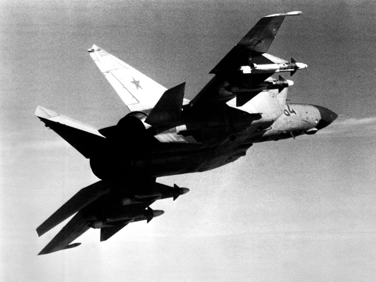 Tuy nhiên theo nhiều phi công thử nghiệm, ở tốc độ vượt Mach 3, MiG-25 bị rung lắc cực mạnh, máy bay tỏ ra khó kiểm soát, toàn bộ hệ thống có thể sẽ bị lỗi và sự cố có thể xảy ra bất cứ lúc nào. Do vậy các kỹ sư Liên Xô khuyến cáo phi công điều khiển MiG-25 không vượt qua tốc độ Mach 3. Nguồn ảnh: Sina.
