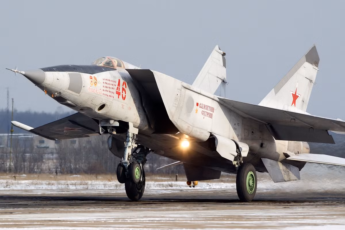 Trong một vài năm ngắn ngủi, MiG-25 đã phá 29 kỷ lực hàng không thế giới, trong đó bao gồm kỷ lục về tốc độ, độ cao và độ chịu lực trọng trường. Điều này đã khiến toàn bộ NATO và Mỹ phải hoảng hốt và "sốt vó" trong một thời gian dài. Nguồn ảnh: Sina.
