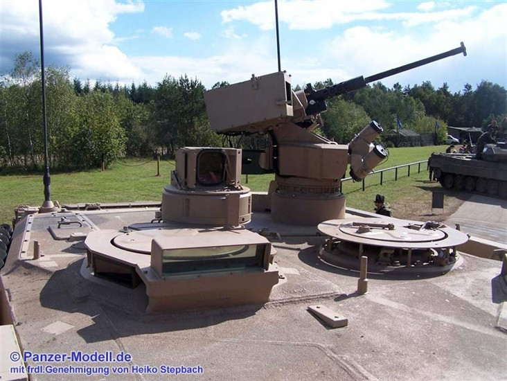 Hệ thống trang thiết bị trên Leopard 2A7+ rất hiện đại, trước hết là ở khả năng hỗ trợ quan sát cho kíp lái. Vị trí trưởng xe được trang bị kính ngắm PERI RTWL cho phép quan sát cả ngày lẫn đêm ở khoảng cách xa, loại kính ngắm này bao gồm thiết bị ảnh nhiệt thế hệ thứ ba Attica, một camera CCD ban ngày, thiết bị đo xa laser an toàn với mắt người, con quay hồi chuyển.