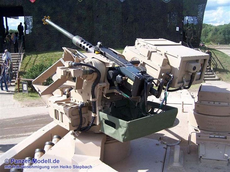 Một chiếc Leopard 2A7+ có thể mang 42 viên đạn pháo, trong đó 15 viên đặt trong tháp pháo để sẵn sàng sử dụng, những viên còn lại để trong khoang xe. Vũ khí tiếp theo là 1 súng máy đồng trục cỡ 7,62mm và 1 súng máy cỡ 12,7mm đặt trên nóc tháp pháo, khẩu súng máy này gắn vào giá điều khiển từ xa cho phép xạ thủ có thể khai hỏa từ trong xe.