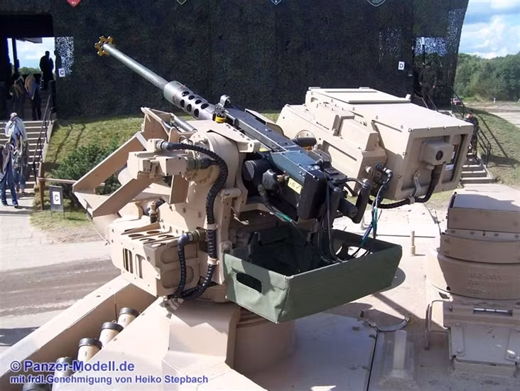 Một chiếc Leopard 2A7+ có thể mang 42 viên đạn pháo, trong đó 15 viên đặt trong tháp pháo để sẵn sàng sử dụng, những viên còn lại để trong khoang xe. Vũ khí tiếp theo là 1 súng máy đồng trục cỡ 7,62mm và 1 súng máy cỡ 12,7mm đặt trên nóc tháp pháo, khẩu súng máy này gắn vào giá điều khiển từ xa cho phép xạ thủ có thể khai hỏa từ trong xe.