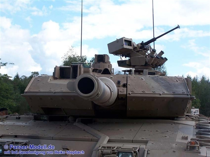 Rheinmetall đánh giá, Leopard 2A7+ là một trong những chiếc xe tăng chủ lực tốt nhất thế giới hiện tại. Điểm cải tiến lớn nhất của Leopard 2A7+ so với Leopard 2A6 là ở khả năng bảo vệ. Leopard 2A7+ được tăng cường thêm giáp bị động, có thể bảo vệ 360° trước các loại tên lửa chống tăng lẫn đạn RPG, giáp bảo vệ hai bên thành xe cũng là loại mới.