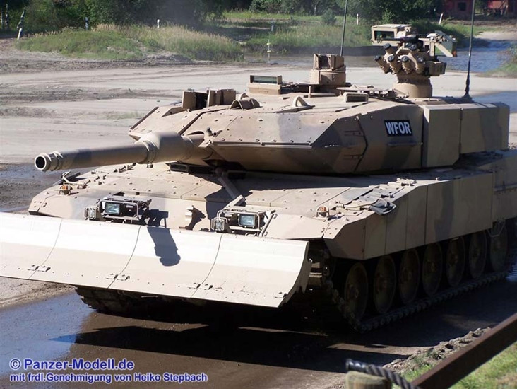 Leopard 2A7+ khi cần cũng có thể gắn thêm lưỡi ủi phía trước để đào công sự hay dọn dẹp vật cản, hoặc gắn các con lăn chuyên vô hiệu hóa mìn chống tăng. Những tính năng đặc biệt của Leopard 2A7+ khiến nhà sản xuất khẳng định, hiện tại trên thế giới không có cỗ tăng nào mạnh hơn Leopard 2A7+.