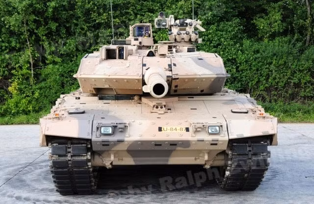 Pháo chính 120mm được nạp đạn thủ công và dĩ nhiên là tương thích với chuẩn đạn pháo của NATO cũng như các loại đạn nổ mạnh (HE) được lập trình hóa mới phát triển. Loại đạn pháo đa năng này có thể tiêu diệt mục tiêu được che chắn đằng sau chướng ngại vật lẫn trong các kiến trúc kiên cố cũng như tấn công lính bộ binh, xe thiết giáp và trực thăng bay thấp.