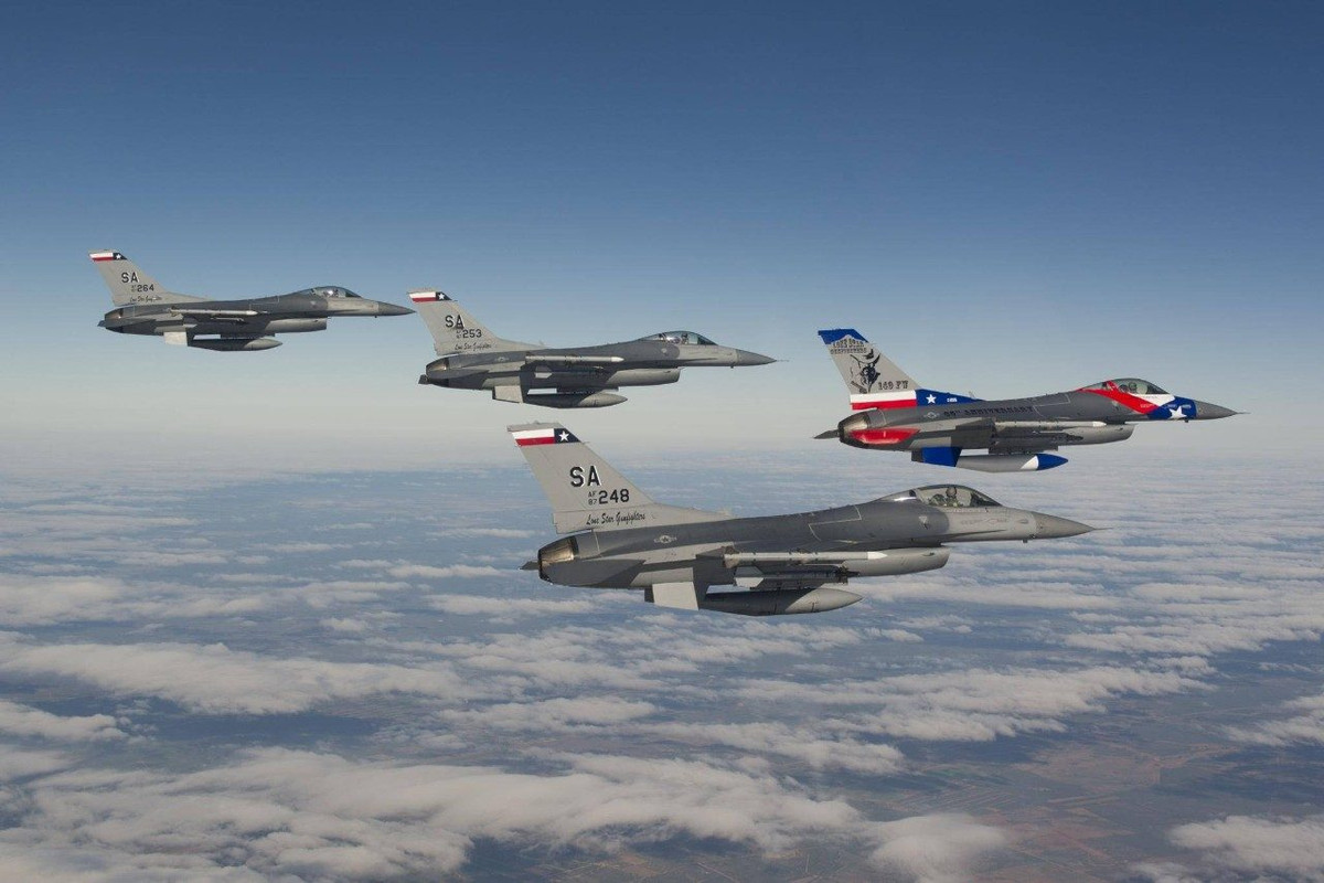 Về việc Mỹ có thể "cài" thêm các điều khoản ràng buộc khi chúng ta mua F-16 từ quốc gia này, chúng ta hoàn toàn có quyền lựa chọn mua F-16 từ nhiều quốc gia khác trên thế giới do đây là một loại chiến đấu cơ cực kỳ phổ biến, hiện đang được nhiều nước rao bán để thay thế bằng các loại tiêm kích khác tối tân hơn nữa. Nguồn ảnh: Pinterest.