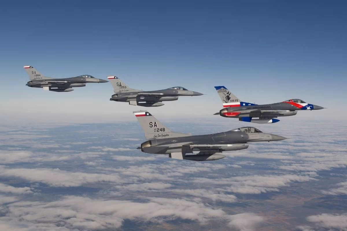 Về việc Mỹ có thể "cài" thêm các điều khoản ràng buộc khi chúng ta mua F-16 từ quốc gia này, chúng ta hoàn toàn có quyền lựa chọn mua F-16 từ nhiều quốc gia khác trên thế giới do đây là một loại chiến đấu cơ cực kỳ phổ biến, hiện đang được nhiều nước rao bán để thay thế bằng các loại tiêm kích khác tối tân hơn nữa. Nguồn ảnh: Pinterest.