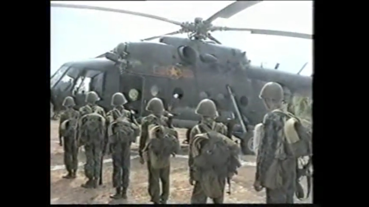 Lực lượng Hải quân Đánh bộ lên trực thăng Mi-8/17 để chuẩn bị cho màn diễn tập đổ bộ đường không. Nguồn ảnh: QĐND.