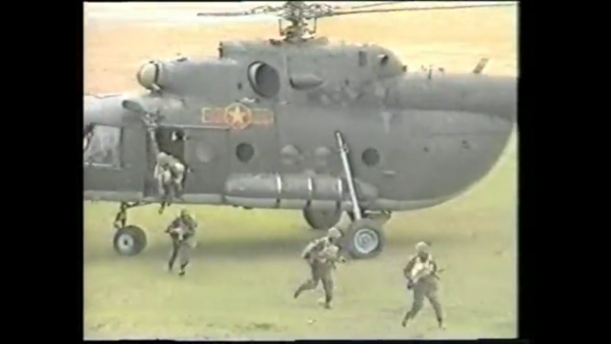 Hải quân đánh bộ rời của máy bay Mi-8/17, tiến hành đổ bộ đánh chiếm mục tiêu giả định. Nguồn ảnh: QĐND.