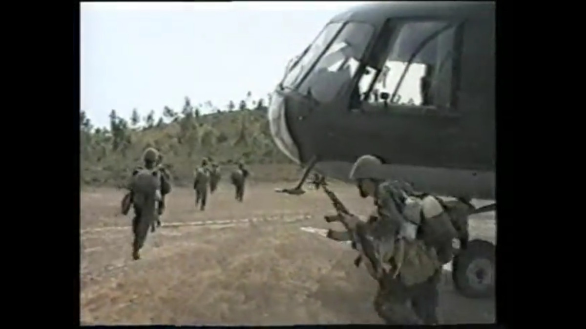 Cho tới tận ngày nay, đổ bộ đường không và đường biển vẫn là một trong những bài huấn luyện quan trọng bậc nhất của lực lượng Hải quân đánh bộ. Nguồn ảnh: QĐND.