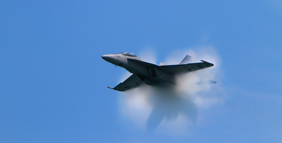 Nếu chiến đấu cơ duy trì ở tốc độ siêu âm và độ cao không đổi, "bức tường" này sẽ xuất hiện liên tục xung quanh chiến đấu cơ. Nguồn ảnh: Flickr.