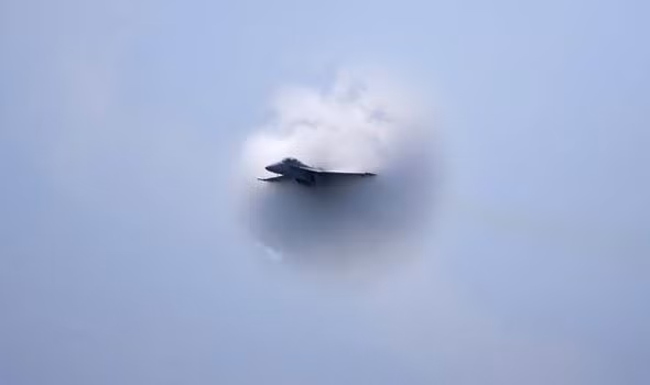 Đơn giản là vì khi đó chiến đấu cơ đã bay nhanh hơn tốc độ của âm thanh nên dù tiếng nổ là rất lớn, sự giao động trong không khí mà tiếng động này tạo ra cũng không thể đuổi kịp được chiến đấu cơ do tốc độ âm thanh là bất biến. Nguồn ảnh: Flickr.