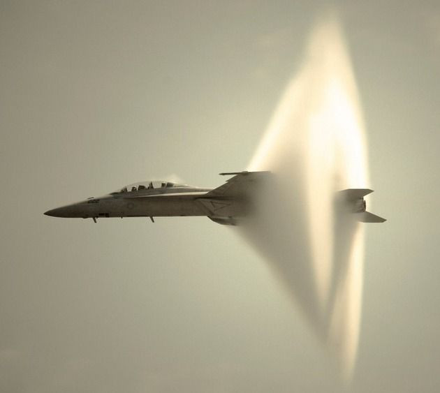 Tại đây, không khí bị nén lại xung quanh chiến đấu cơ tạo thành một khối đặc và có thể dễ dàng nhìn thấy bằng mắt thường. Nguồn ảnh: Flickr.