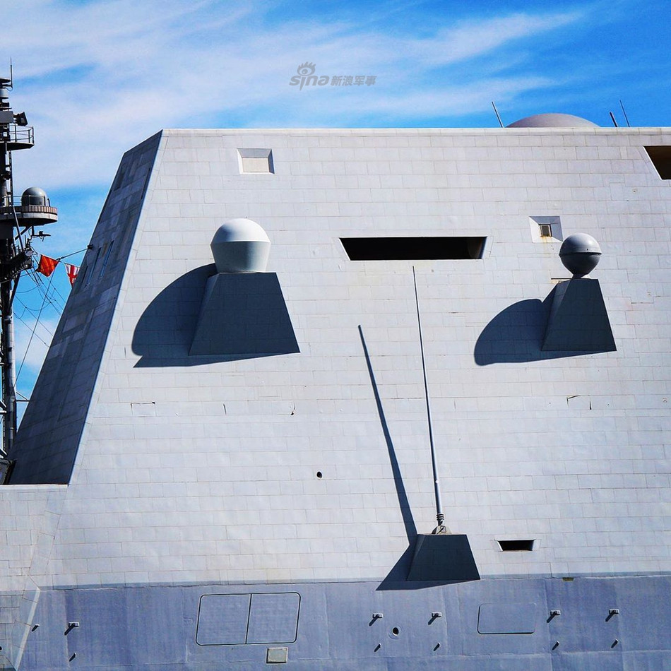 Tuy nhiên, một điều mà nhiều người tỏ ra lo ngại là liệu rằng lớp vỏ chống phản xạ radar trên khu trục hạm Zumwalt có đủ bền như vật liệu truyền thống, có chống chịu được với bão biển và đặc biệt là... hàu bám như thông thường hay không. Nguồn ảnh: Sina.