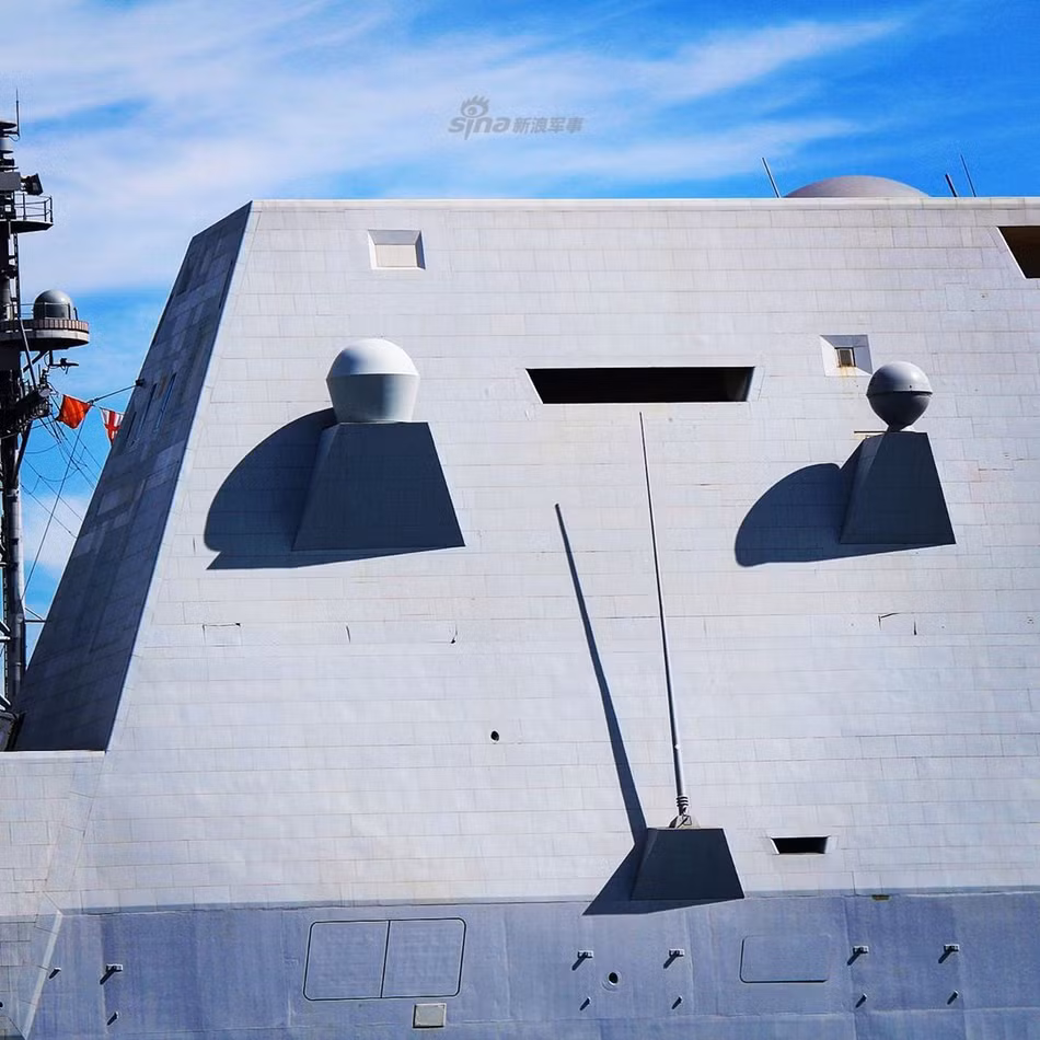 Tuy nhiên, một điều mà nhiều người tỏ ra lo ngại là liệu rằng lớp vỏ chống phản xạ radar trên khu trục hạm Zumwalt có đủ bền như vật liệu truyền thống, có chống chịu được với bão biển và đặc biệt là... hàu bám như thông thường hay không. Nguồn ảnh: Sina.