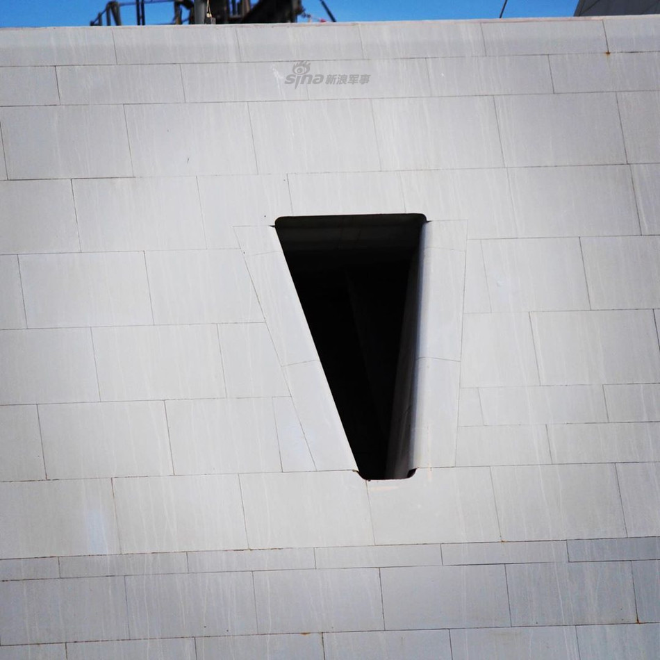 Lớp vỏ tàng hình của Zumwalt được trang bị một loại vật liệu đặc biệt, giúp nó hấp thụ gần như toàn bộ sóng radar và hiển thị trên màn hình của đối phương chỉ là một chấm cực nhỏ - kích thước tương đương một tàu đánh cá. Nguồn ảnh: Sina.