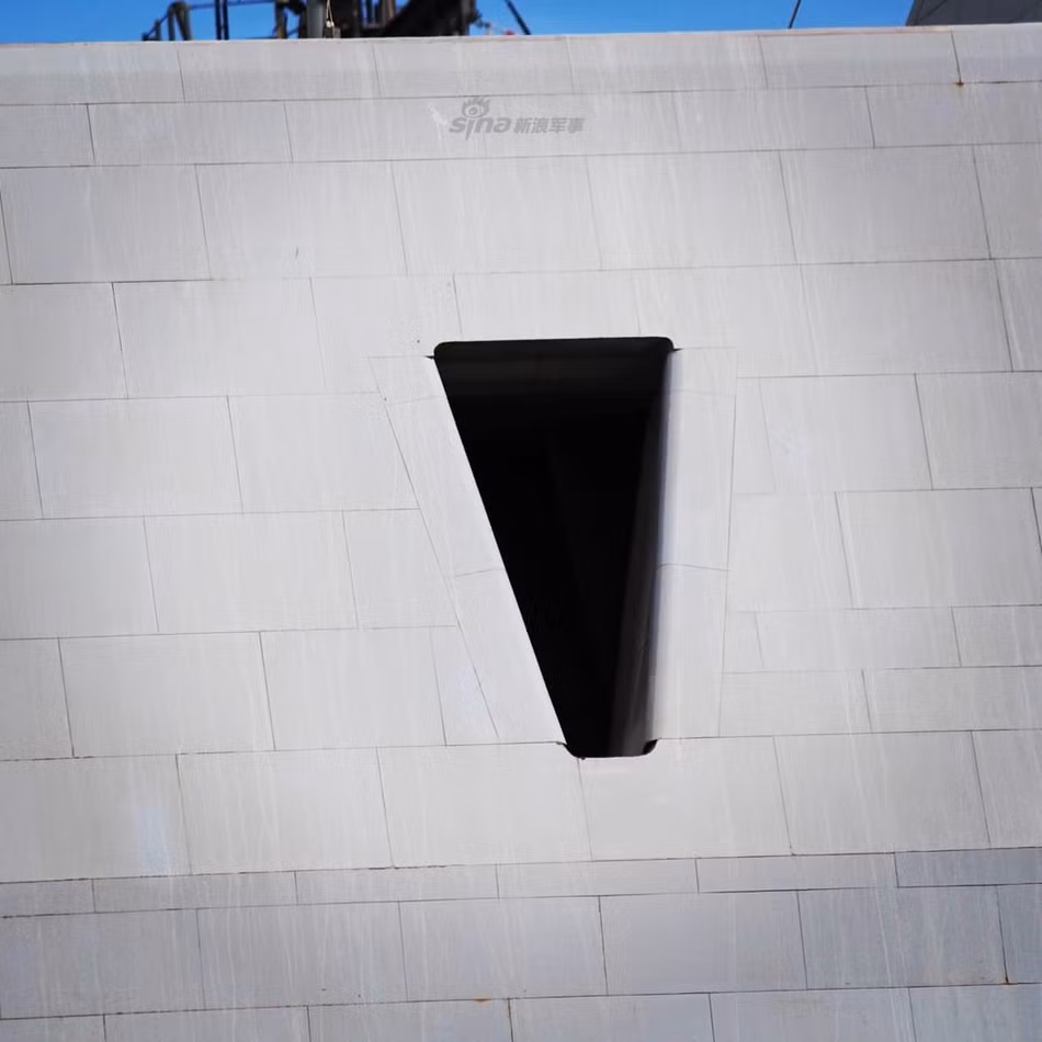 Lớp vỏ tàng hình của Zumwalt được trang bị một loại vật liệu đặc biệt, giúp nó hấp thụ gần như toàn bộ sóng radar và hiển thị trên màn hình của đối phương chỉ là một chấm cực nhỏ - kích thước tương đương một tàu đánh cá. Nguồn ảnh: Sina.