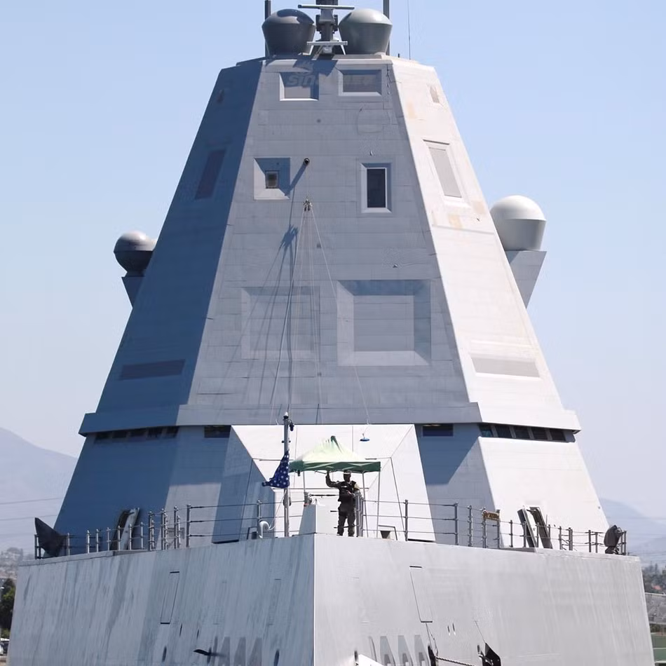 Việc sử dụng thuỷ âm để phát hiện ra tàu khu trục hạm lớp Zumwalt cũng không phải là dễ vì khu trục hạm này được trang bị hệ thống động cơ và cấu tạo lườn tàu khu vực tiếp nước cực kỳ tốt, tiếng động mà Zumwalt phát ra khi di chuyển chỉ ngang với tàu ngầm tấn công lớp Los Angeles. Nguồn ảnh: Sina.