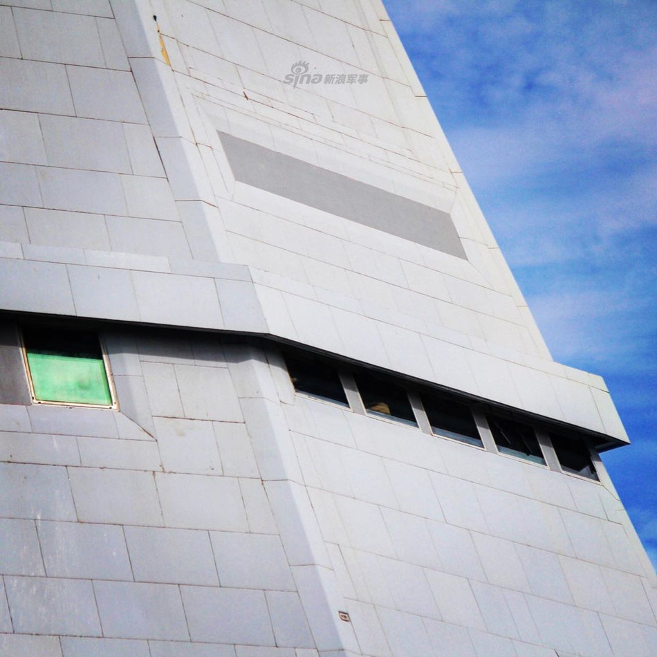 Theo công bố của nhà sản xuất, các khu trục hạm lớp Zumwalt có kích thước tổng thể lớn hơn 40% so với các khu trục hạm lớp Arleigh Burke của Mỹ nhưng bù lại, phản xạ radar lại thấp hơn rất nhiều do lớp vỏ tàng hình tuyệt vời. Nguồn ảnh: Sina.