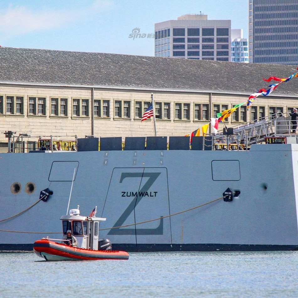Do lớp vỏ này sử dụng vật liệu đặc biệt, quá trình vệ sinh, bảo dưỡng sẽ có chi phí lớn hơn rất nhiều và để bảo vệ khả năng tàng hình của mình, lớp vỏ của Zumwalt phải luôn "bóng loáng", chỉ cần một vết sứt mẻ nhỏ, một mảnh bị biến dạng cũng có thể khiến tàu mất khả năng tàng hình. Nguồn ảnh: Sina.
