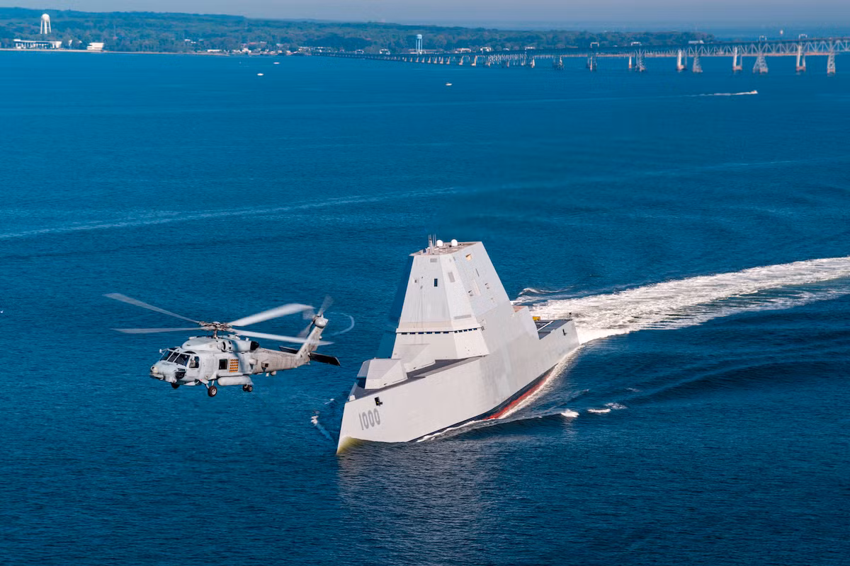 Cuối cùng, ngay khi khu trục hạm Zumwalt này khai hoả pháo hoặc tên lửa, nó sẽ mất đi khả năng tàng hình của mình. Điều này khiến cho truyền thông Mỹ phải đặt ra câu hỏi, liệu đóng một khu trục hạm tàng hình giá 4 tỷ USD liệu có là quá phí phạm khi mà ngay sau khi Zumwalt khai hoả, nó sẽ không còn tàng hình nữa. Nguồn ảnh: Sina.